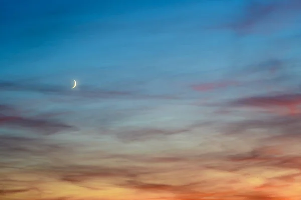 Voskující Srpek Měsíce Nad Zlatou Hodinou Oranžové Oblohy Stock Snímky