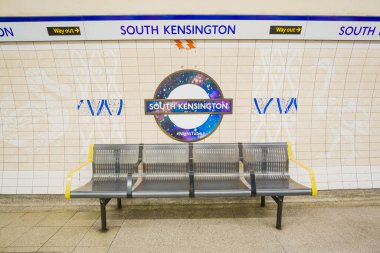 Londra 'daki Güney Kensington metro istasyonu. Londra metrosu dünyanın en eski yeraltı demiryoludur. 402 km 'lik rayları kaplar..