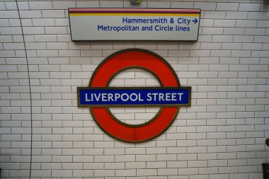 Londra 'daki Liverpool Caddesi metro istasyonu. Londra metrosu dünyanın en eski yeraltı demiryoludur. 402 km 'lik rayları kaplar..