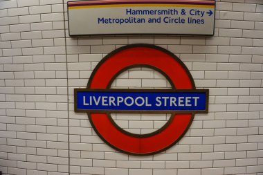 Londra 'daki Liverpool Caddesi metro istasyonu. Londra metrosu dünyanın en eski yeraltı demiryoludur. 402 km 'lik rayları kaplar..