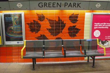 Londra 'daki yeraltı Green Park metro istasyonu. Londra metrosu dünyanın en eski yeraltı demiryoludur. 402 km 'lik rayları kaplar..