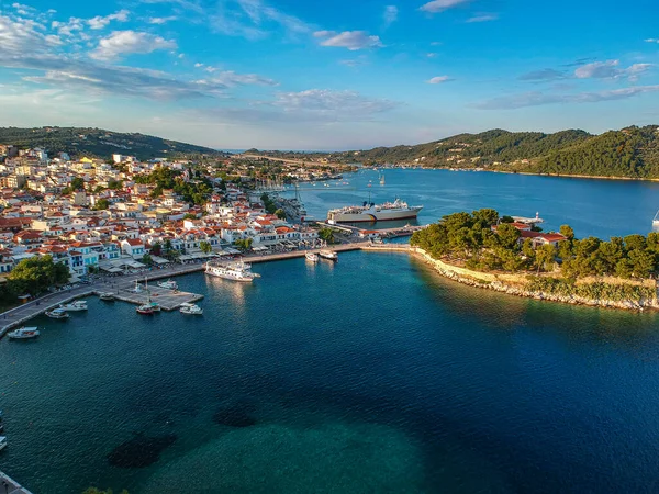 Skiathos Adası, Sporades, Magnesia, Yunanistan 'daki Chora kasabasının hava panoramik manzarası.