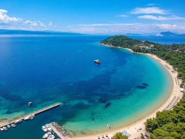 Skiathos Adası, Sporades, Magnesia, Yunanistan 'daki Koukounaries plajı üzerindeki hava manzarası.