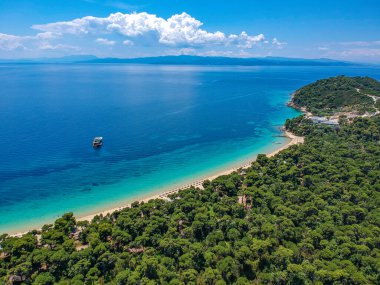 Skiathos Adası, Sporades, Magnesia, Yunanistan 'daki Koukounaries plajı üzerindeki hava manzarası.