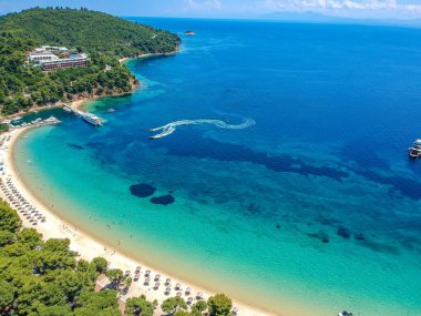 Skiathos Adası, Sporades, Magnesia, Yunanistan 'daki Koukounaries plajı üzerindeki hava manzarası.