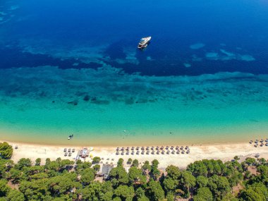 Skiathos Adası, Sporades, Magnesia, Yunanistan 'daki Koukounaries plajı üzerindeki hava manzarası.