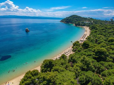 Skiathos Adası, Sporades, Magnesia, Yunanistan 'daki Koukounaries plajı üzerindeki hava manzarası.