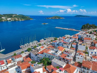 Skiathos Adası, Sporades, Magnesia, Yunanistan 'daki Chora kasabasının hava panoramik manzarası.