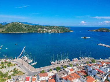 Skiathos Adası, Sporades, Magnesia, Yunanistan 'daki Chora kasabasının hava panoramik manzarası.
