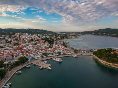 Skiathos Adası, Sporades, Magnesia, Yunanistan 'daki Chora kasabasının hava panoramik manzarası.