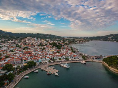 Skiathos Adası, Sporades, Magnesia, Yunanistan 'daki Chora kasabasının hava panoramik manzarası.