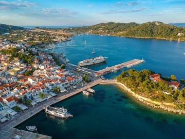 Skiathos Adası, Sporades, Magnesia, Yunanistan 'daki Chora kasabasının hava panoramik manzarası.