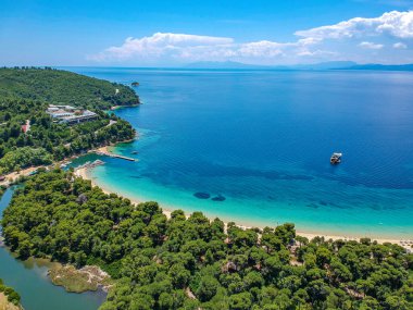 Skiathos Adası, Sporades, Magnesia, Yunanistan 'daki Koukounaries plajı üzerindeki hava manzarası.
