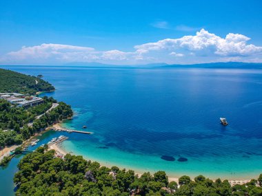 Skiathos Adası, Sporades, Magnesia, Yunanistan 'daki Koukounaries plajı üzerindeki hava manzarası.