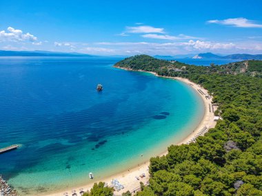 Skiathos Adası, Sporades, Magnesia, Yunanistan 'daki Koukounaries plajı üzerindeki hava manzarası.