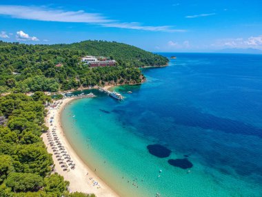 Skiathos Adası, Sporades, Magnesia, Yunanistan 'daki Koukounaries plajı üzerindeki hava manzarası.