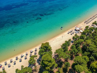 Skiathos Adası, Sporades, Magnesia, Yunanistan 'daki Koukounaries plajı üzerindeki hava manzarası.