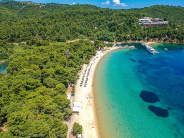 Skiathos Adası, Sporades, Magnesia, Yunanistan 'daki Koukounaries plajı üzerindeki hava manzarası.