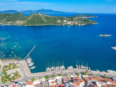 Skiathos Adası, Sporades, Magnesia, Yunanistan 'daki Chora kasabasının hava panoramik manzarası.