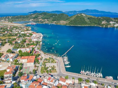 Skiathos Adası, Sporades, Magnesia, Yunanistan 'daki Chora kasabasının hava panoramik manzarası.