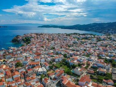 Skiathos Adası, Sporades, Magnesia, Yunanistan 'daki Chora kasabasının hava panoramik manzarası.