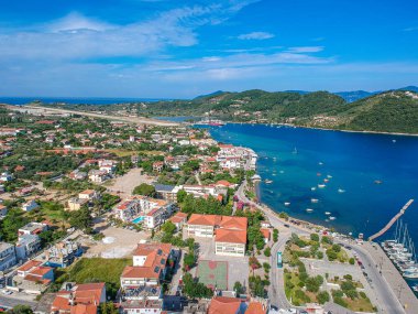 Skiathos Adası, Sporades, Magnesia, Yunanistan 'daki Chora kasabasının hava panoramik manzarası.
