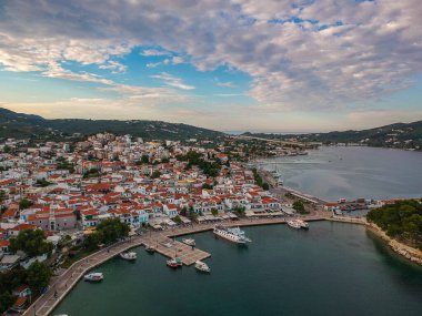 Skiathos Adası, Sporades, Magnesia, Yunanistan 'daki Chora kasabasının hava panoramik manzarası.