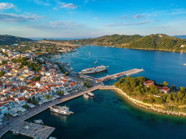 Skiathos Adası, Sporades, Magnesia, Yunanistan 'daki Chora kasabasının hava panoramik manzarası.