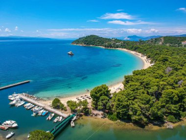 Skiathos Adası, Sporades, Magnesia, Yunanistan 'daki Koukounaries plajı üzerindeki hava manzarası.