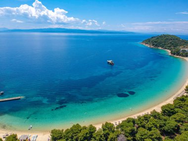 Skiathos Adası, Sporades, Magnesia, Yunanistan 'daki Koukounaries plajı üzerindeki hava manzarası.