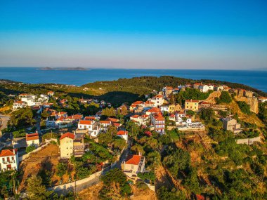 Chora üzerindeki hava panoramik manzarası Alonnisos Adası, Sporades, Magnesia, Yunanistan.
