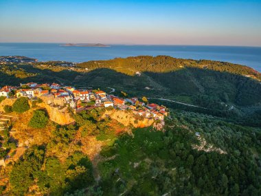 Chora üzerindeki hava panoramik manzarası Alonnisos Adası, Sporades, Magnesia, Yunanistan.