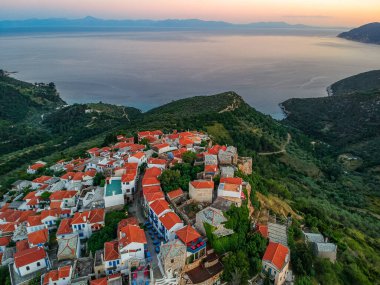 Chora üzerindeki hava panoramik manzarası Alonnisos Adası, Sporades, Magnesia, Yunanistan.