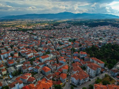 Kozani kenti, Makedonya ve Yunanistan 'da hava panoramik manzarası.