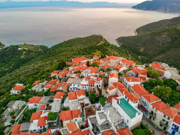 Chora üzerindeki hava panoramik manzarası Alonnisos Adası, Sporades, Magnesia, Yunanistan.