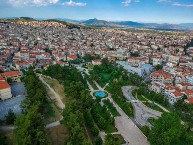 Kozani kenti, Makedonya ve Yunanistan 'da hava panoramik manzarası.