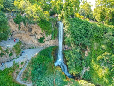 Edessa 'nın güçlü şelalelerinin ve Edessa kenti, Makedonya ve Yunanistan' ın çevrili alanının havadan panoramik manzarası