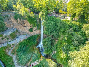 Edessa 'nın güçlü şelalelerinin ve Edessa kenti, Makedonya ve Yunanistan' ın çevrili alanının havadan panoramik manzarası