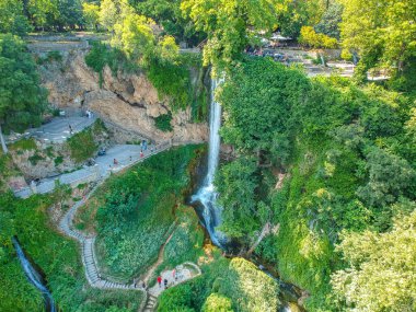 Edessa 'nın güçlü şelalelerinin ve Edessa kenti, Makedonya ve Yunanistan' ın çevrili alanının havadan panoramik manzarası