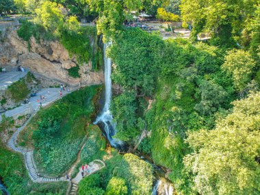 Edessa 'nın güçlü şelalelerinin ve Edessa kenti, Makedonya ve Yunanistan' ın çevrili alanının havadan panoramik manzarası
