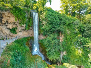 Edessa 'nın güçlü şelalelerinin ve Edessa kenti, Makedonya ve Yunanistan' ın çevrili alanının havadan panoramik manzarası