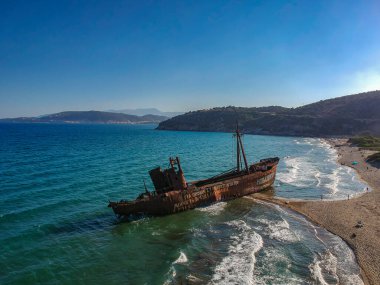 Githeio, Lakonia, Moreloponnese, Yunanistan 'daki ünlü Agios Dimitrios gemi enkazı üzerinde hava manzarası.