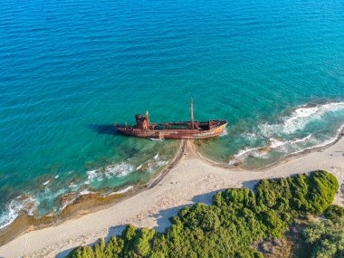 Githeio, Lakonia, Moreloponnese, Yunanistan 'daki ünlü Agios Dimitrios gemi enkazı üzerinde hava manzarası.
