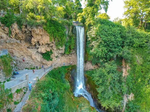 エデッサの強力な滝とエデッサ市 マケドニア ギリシャの周辺地域の空中パノラマビュー — ストック写真