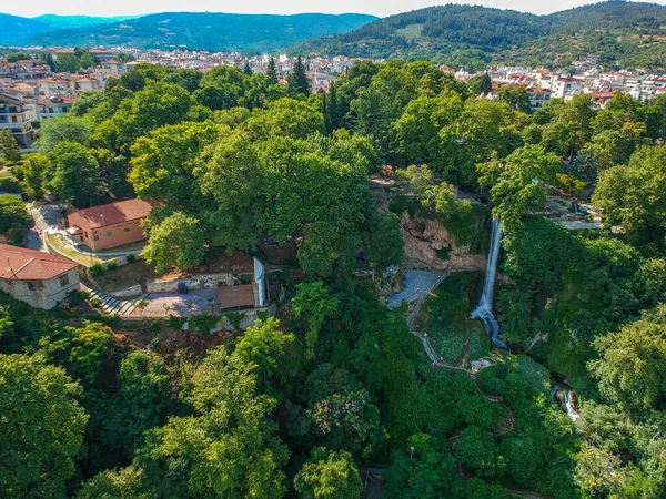 Edessa 'nın güçlü şelalelerinin ve Edessa kenti, Makedonya ve Yunanistan' ın çevrili alanının havadan panoramik manzarası