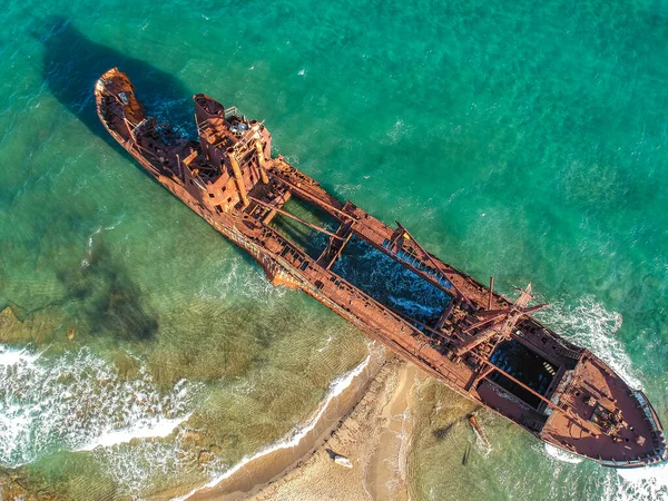 Githeio Lakonia Peloponese Greeceの有名なAgios Dimitrios難破船の空中ビュー — ストック写真