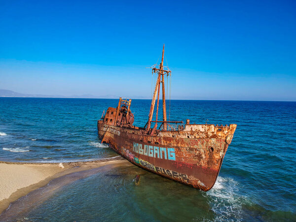 Вид с воздуха на знаменитый корабль Агиос Димитриос в Джетейо, Лакония, Пелопоннес, Греция.