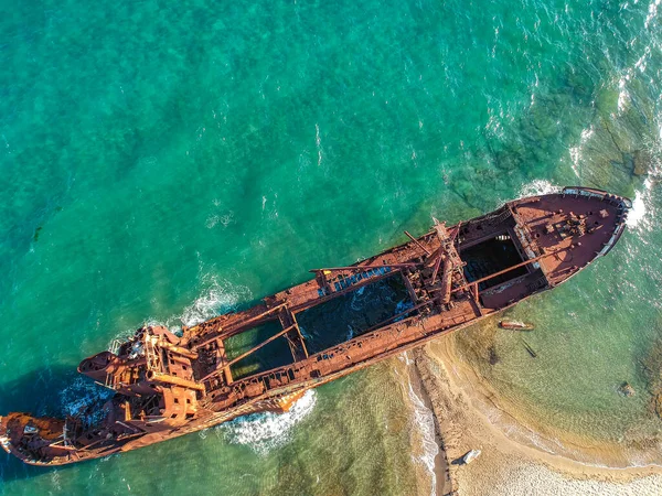 Githeio Lakonia Peloponese Greeceの有名なAgios Dimitrios難破船の空中ビュー — ストック写真