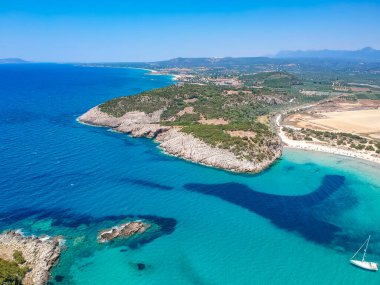 Voidokilia 'nın ünlü yarı dairesel kumlu plajı ve lagününün hava manzarası. Yunanistan 'ın Messenia kentinde kristal berrak turkuaz suyu bulunan Akdeniz' deki en ikonik plajlardan biridir.