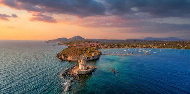 Methoni Kalesi ve müstahkem şehir üzerinde hava manzarası. Yunanistan 'ın Methoni, Messenia, Yunanistan' da yer alan ve Yunanistan 'da ziyaret edilmesi gereken bir yer olan Akdeniz' in en önemli ve en büyük kalelerinden biri.